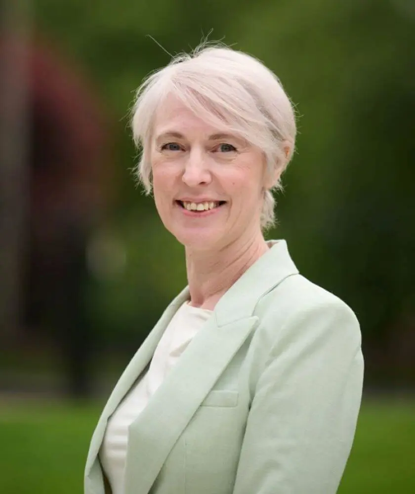 Dr Lorraine Earps, Head